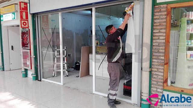Instalación de escaparate con vidrio de seguridad para un local en el Centro Comercial ALCAMPO de Sevilla