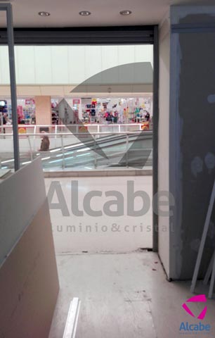 Instalación de escaparate con vidrio de seguridad para un local en el Centro Comercial ALCAMPO de Sevilla