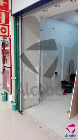 Instalación de escaparate con vidrio de seguridad para un local en el Centro Comercial ALCAMPO de Sevilla