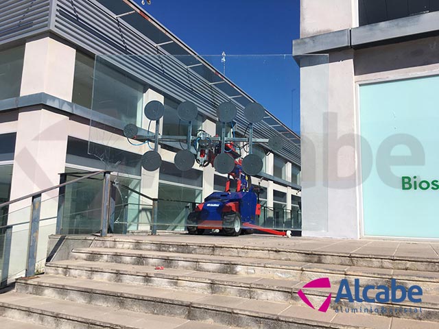 Robot Cristalero durante el montaje de un Cristal de gran envergadura para un Escaparate de un negocio ubicado en el PIBO, Sevilla