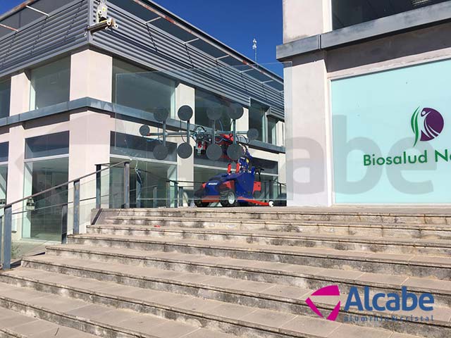 Robot Cristalero durante el montaje de un Cristal de gran envergadura para un Escaparate de un negocio ubicado en el PIBO, Sevilla