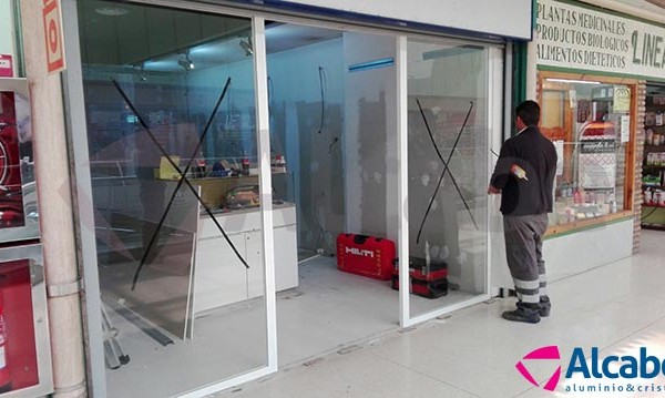 Instalación de escaparate con vidrio de seguridad para un local en el Centro Comercial ALCAMPO de Sevilla