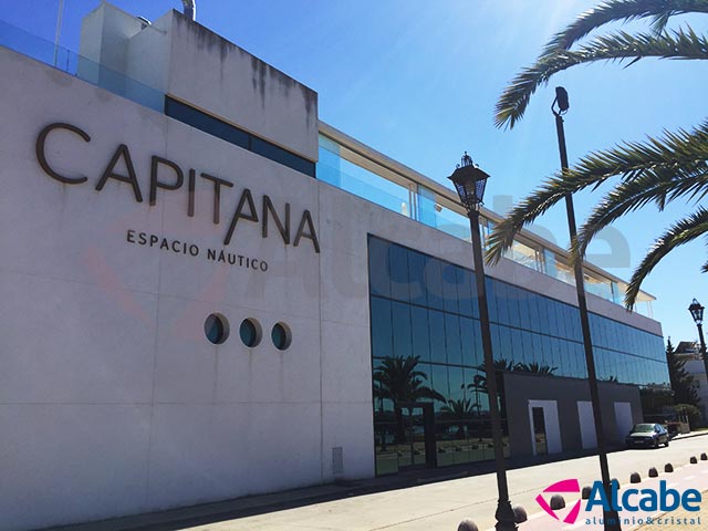 Barandillas de vidrio con cortinas de cristal en Capitana Isla Cristina (Huelva)