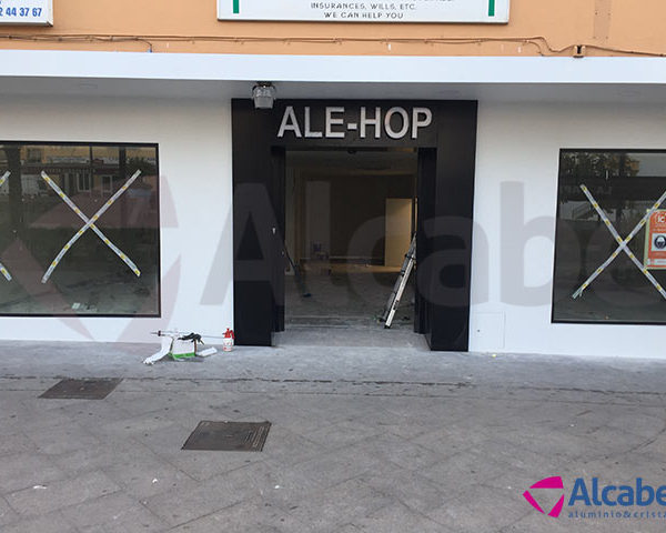 Instalación de Escaparate en TIenda de regalos Ale-Hop en Benalmádena