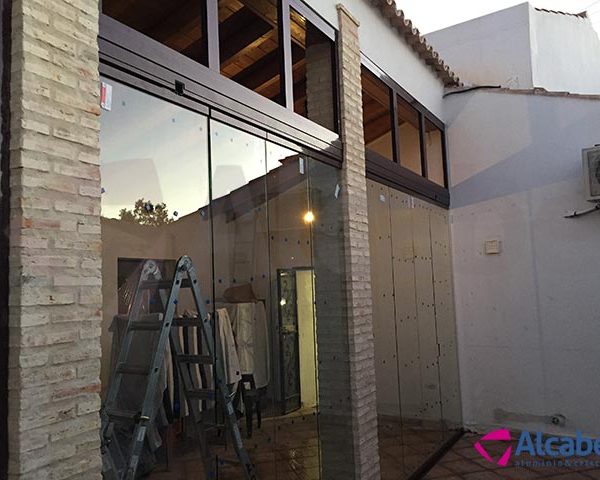 Cortina de cristal para cerramiento de patio interior en El Ronquillo, Sevilla