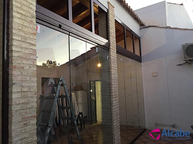 Cortina de cristal para cerramiento de patio interior en El Ronquillo, Sevilla