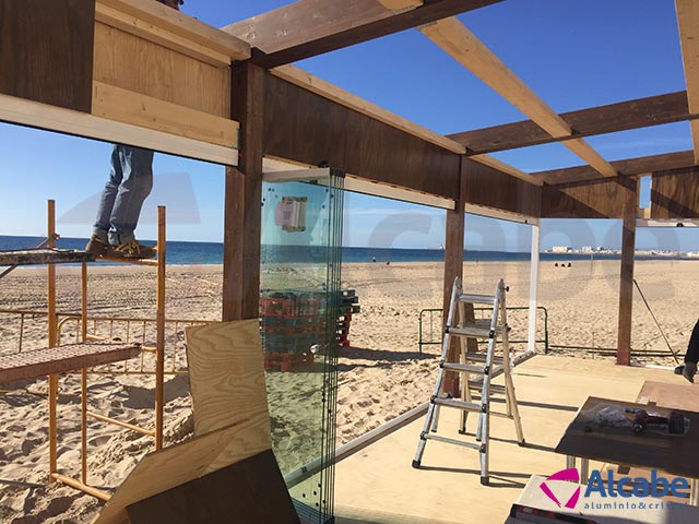 Cerramiento de cristal en Chiringuito Playa de la Victoria (Cádiz)