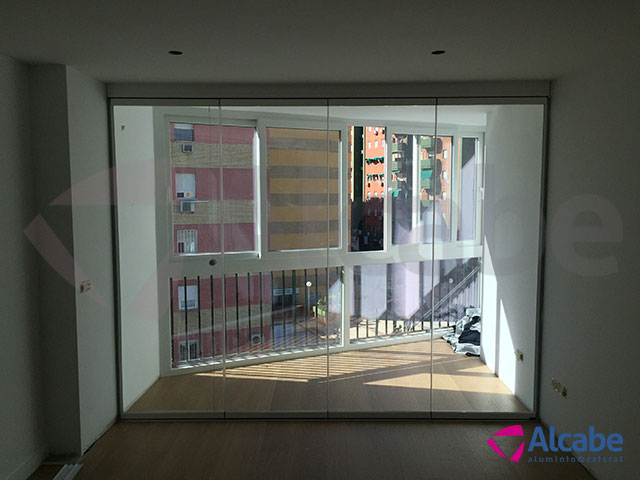 Cortina de cristal: Separación de terraza con el balcón (Santa Justa, Sevilla)