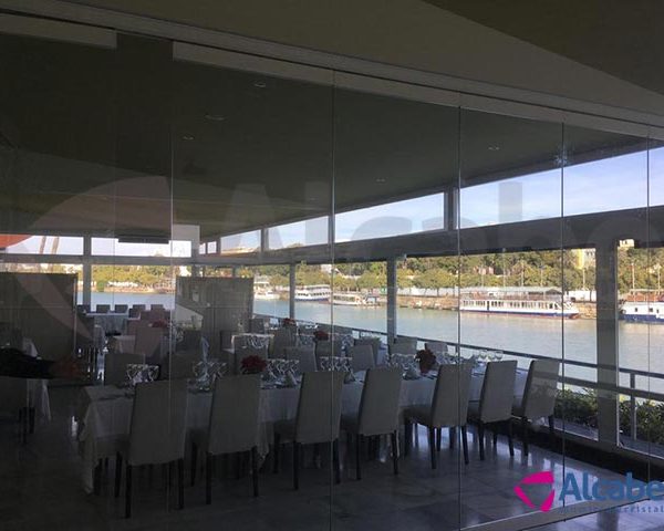 Restaurante Río Grande. Instalación de cerramientos de cristal con cortinas de vidrio Sunflex SF40