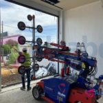 Instalación de Cristal en Escaparate con Robot Cristalero en las nuevas instalaciondes de Concesionario BMW en Sevilla