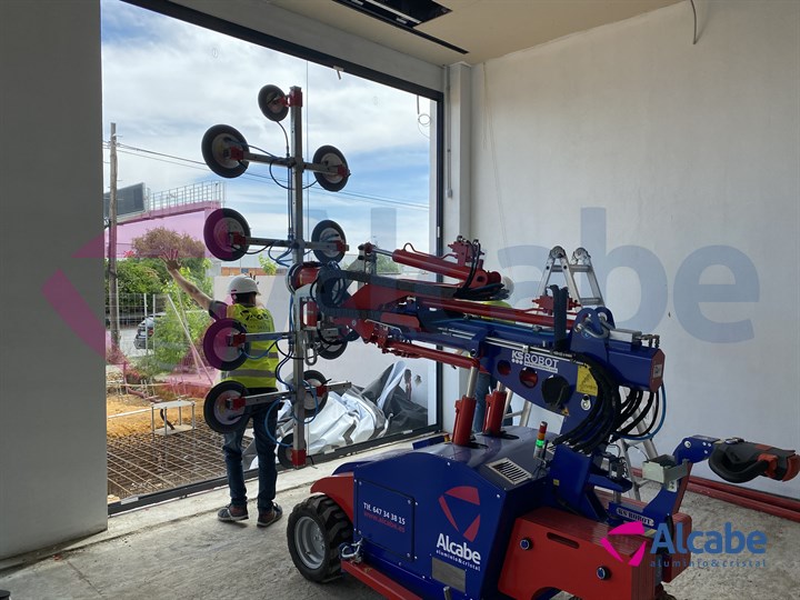 Instalación de Cristal en Escaparate con Robot Cristalero en las nuevas instalaciondes de Concesionario BMW en Sevilla