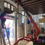 Colocación con Minigrúa de Vidrio Pesado en Techo de Entrada a Restaurante en Sevilla