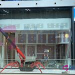 Alquiler de Minigrúa en Sevilla, para la subida a planta alta y colocación de cristales de gran envergadura en la Joyería APART, del C.C. Lagoh (Sevilla)