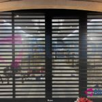 Instalación de persiana automática microperforada Collbaix, con guías reforzadas + Cortina Sunflex SF40 con perfiles verticales y doble acristalamiento