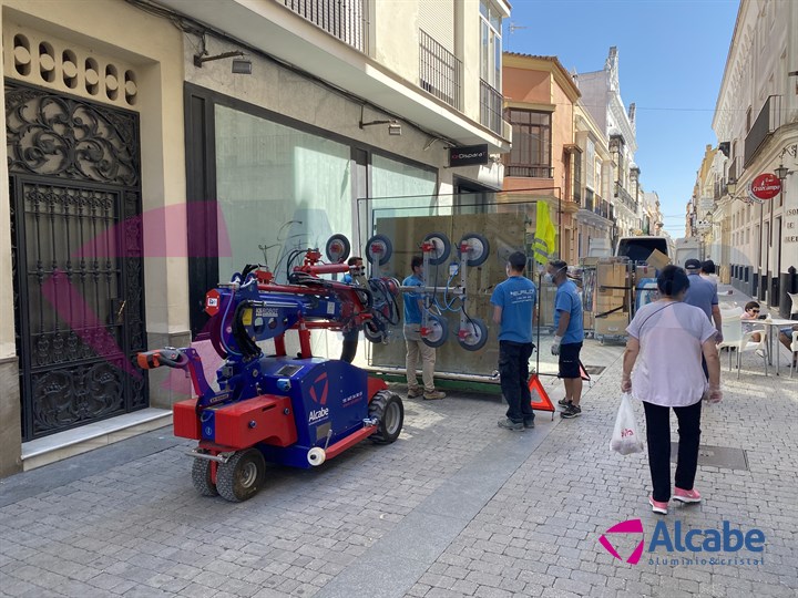 Instalación Cristales Escaparate con Robot Cristalero Tienda KeDisparaT Sanlúcar de Barrameda (Cádiz)