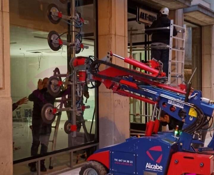 Instalación escaparates Ale Hop Huelva con Robot Cristalero