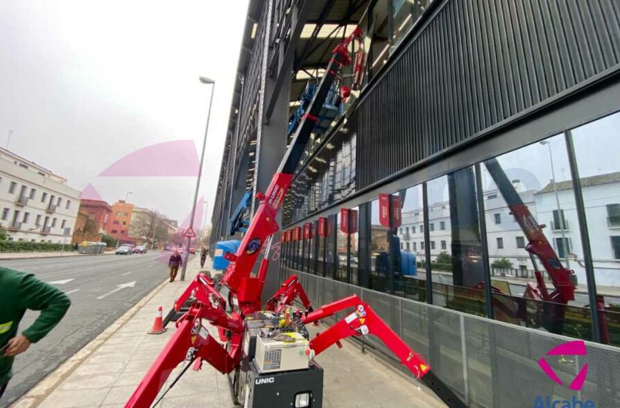 Mini Grúa Instalando Cristales en GYM Sevilla