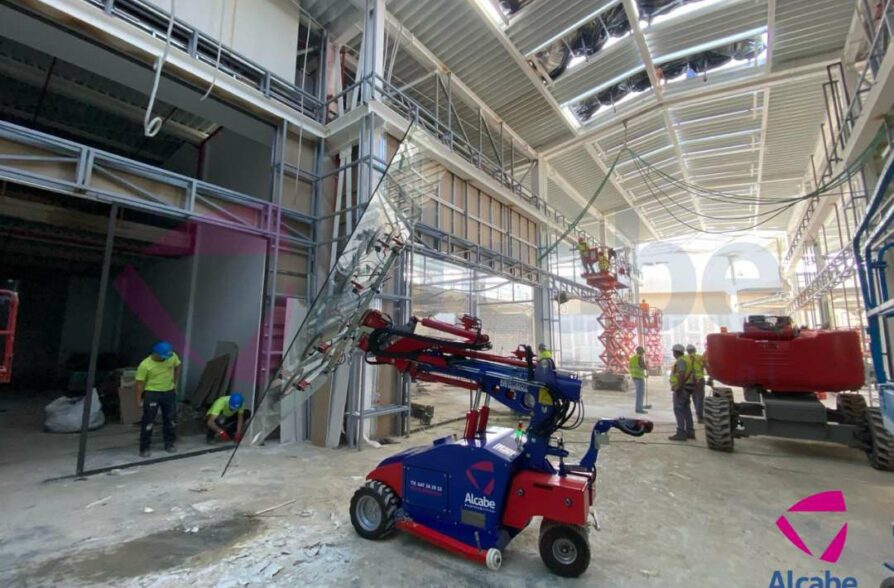 Robot Instalando Cristal en CC Sevilla Fashion Outlet