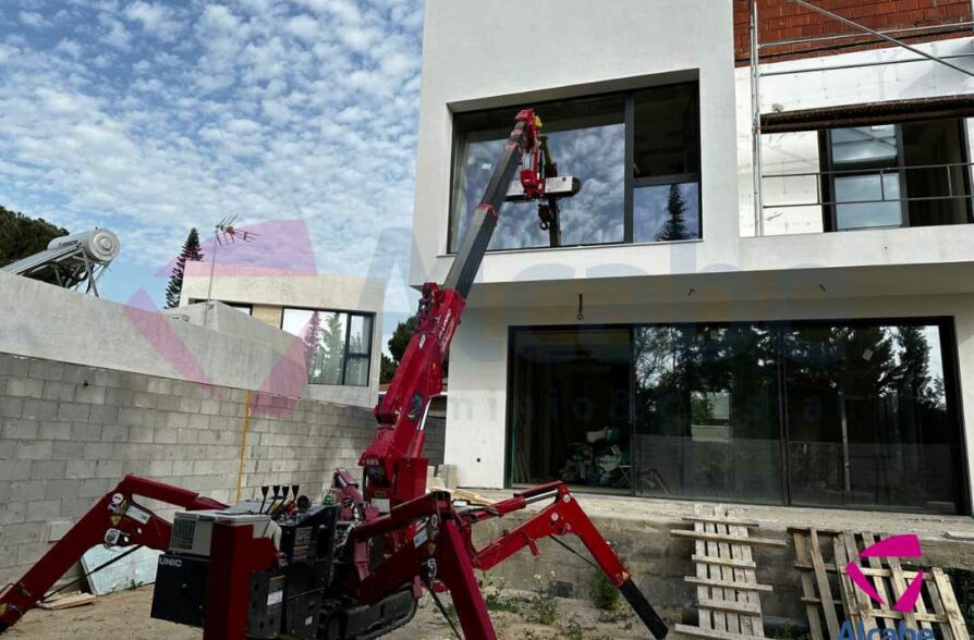 Mini Grúa Instalando Cristal en Tomares