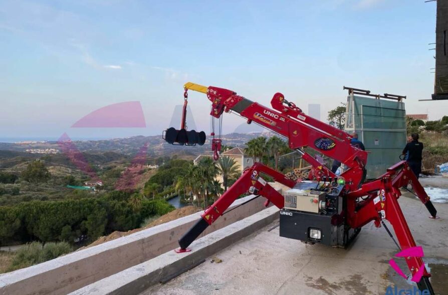 Mini Grúa Instalando un Cristal en una Obra en Mijas