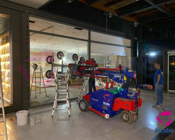 Robot Cristalero Instalando Cristales en el Centro Comercial La Cañada en Málaga