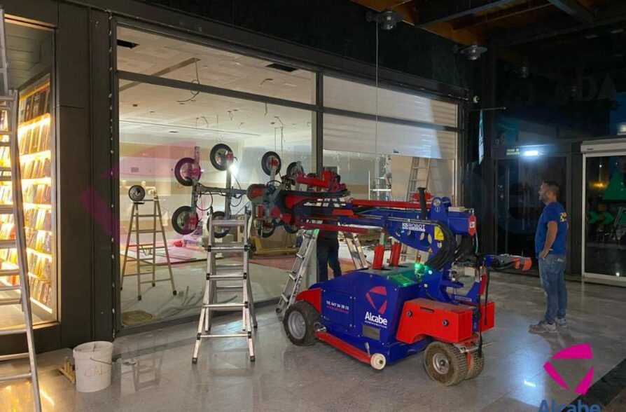 Robot Cristalero Instalando Cristales en el Centro Comercial La Cañada en Málaga