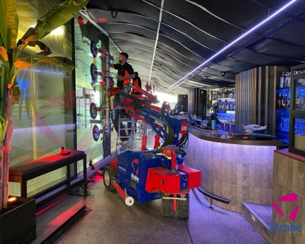Movimiento e instalación de paneles de vidrio en un bar de copas ubicado en las Setas de Sevilla