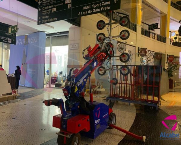 Movimiento e instalación de paneles de vidrio en el famoso Centro Comercial Colombo, de Lisboa (Portugal)